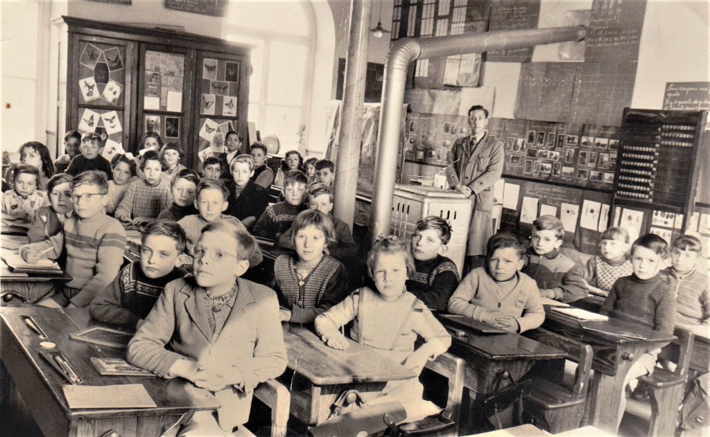 Classe de l'année 1956-1957 avec l'instituteur Alphonse Rikir
