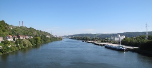 au centre la Meuse, à droite le port et ses dalles de chargement.