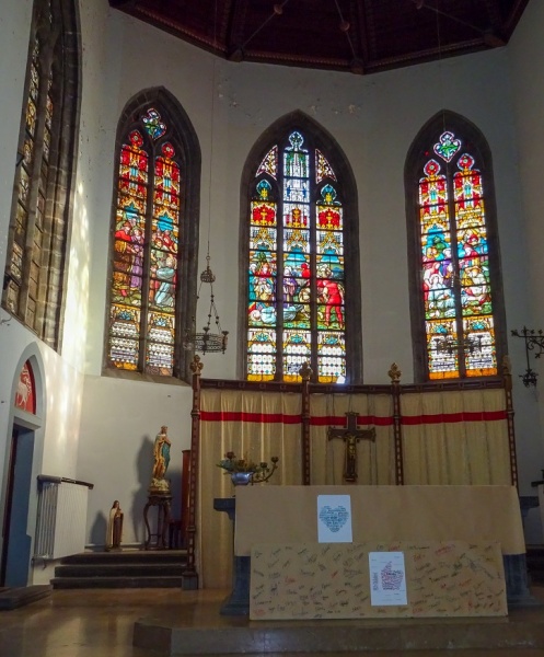 Fichier:Vitraux du choeur de la chapelle St-Quirin à Huy.jpg