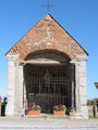 Chapelle située en face du porche de la ferme-château de la Grosse Tour de Burdinne.jpg