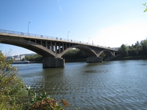 Vue du pont à partir de la rive gauche de la Meuse.