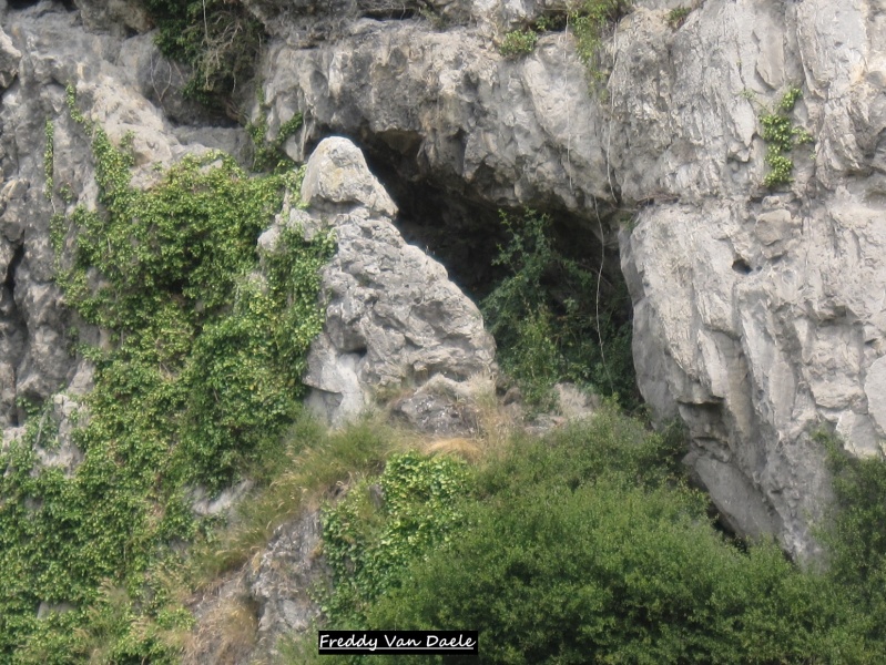 Fichier:Grotte dans les roches de Huccorgne.JPG