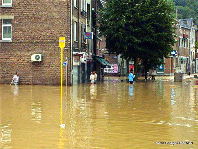 Fichier:Inondation Huy3.jpg