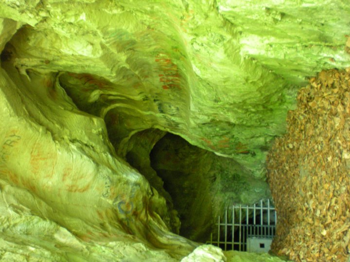Fichier:Grotte du Trou Manto2.jpg