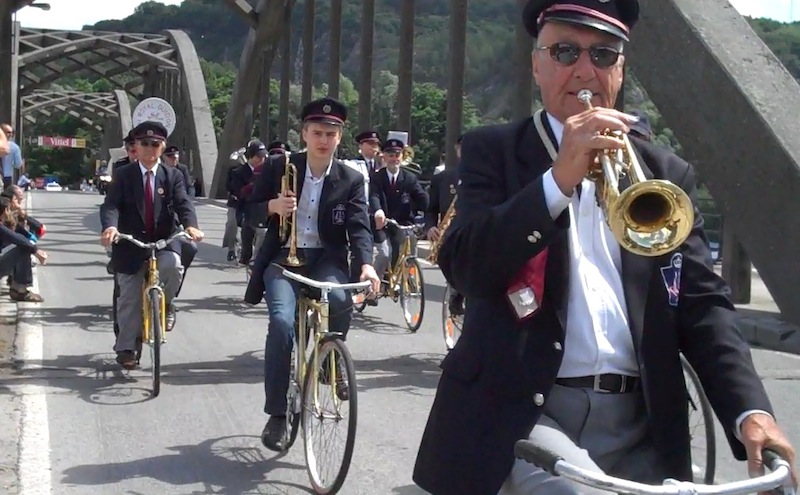 Fichier:Tchafornis 2012 Royal Guidon Hesbignon.jpg