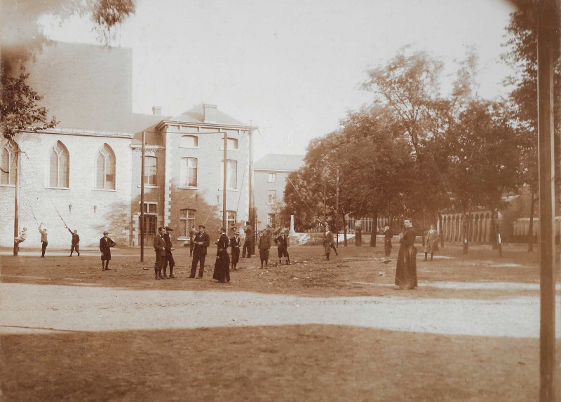 Fichier:Cour de récréation Collège Saint-Quirin Huy.jpg