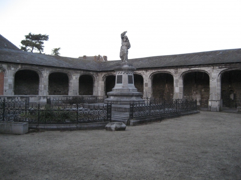 Fichier:Cloître et statue Neufmoustier.JPG