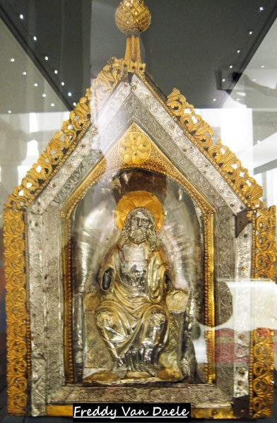 Fichier:Châsse St Domitien pignon AR .jpg