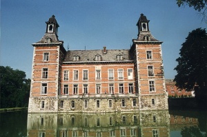 Vue ensoleillée du château qui se reflète dans l'eau des douves